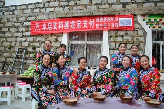 雪梅回家乡创业,如今在孟屯河谷开设了"卡尔谷休闲山庄",广接天下来客