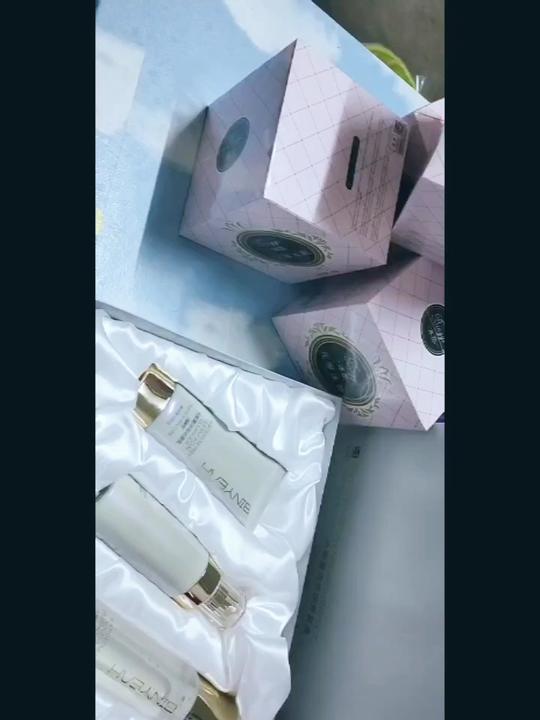 超级好用的水乳套装冰亦巨补水套盒由人气歌谣何洁代言并长期