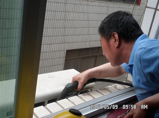 家电清洗赚钱!个人创业小生意挤破门!2人开店创业太阳能清洗_1