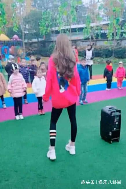 抖音最美幼师走红,看到背影那一刹那,难怪儿子爱学习了!