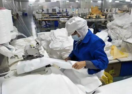 买到假口罩一扯即破,有人专捡废弃口罩倒卖