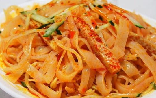 夫妻做擀面皮生意,成本低但利润惊人