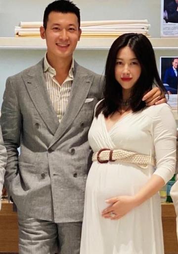 朱珠国外留学派对抽烟表情照片