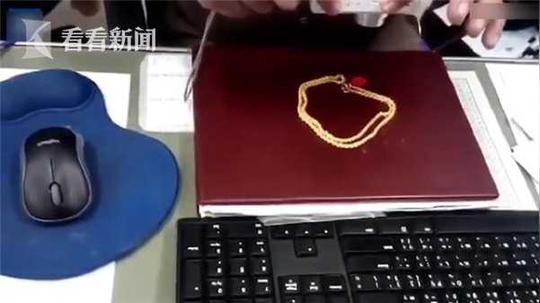 男子以试戴为由将一条价值4300多元的金项链戴在脖子上,假装欣赏一阵