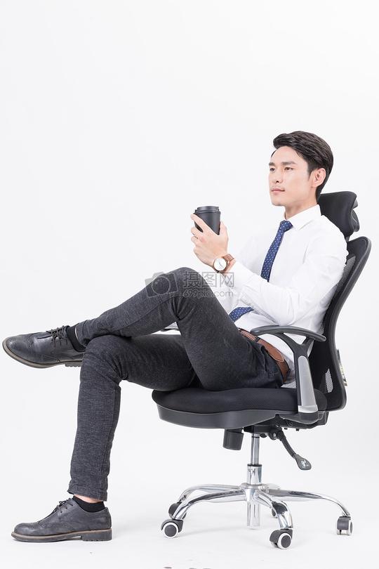 坐在办公椅上喝咖啡的商务人