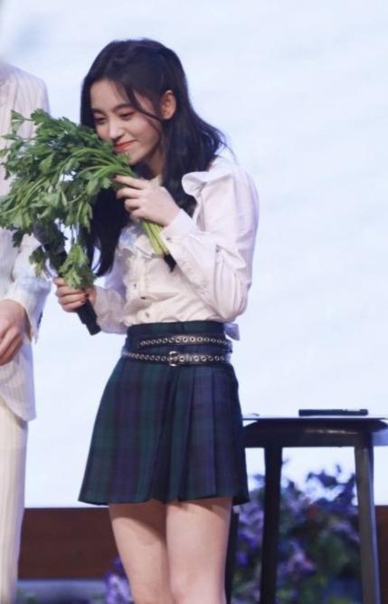 鞠婧祎穿短裙短到大腿都快遮不住,吹来一阵风全场都静止了!