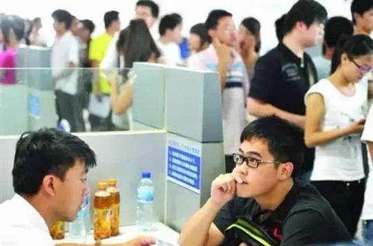 按照每人800元标准给予一次性求职创业补贴,所需资金从就业