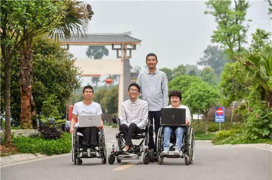 成都这两名残疾青年线上卖水果，一年卖了1亿元