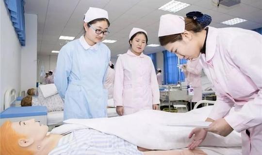 女生“多冲击”这四个医学专业，低学历不担心，薪资福利就业好