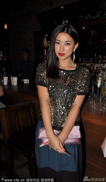 朱珠国外留学派对抽烟表情照片