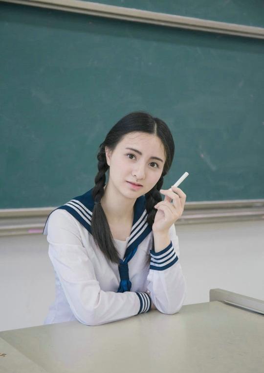 校园女神麻花辫温柔文静养眼清纯