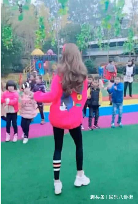 抖音最美幼师走红,看到背影那一刹那,难怪儿子爱学习了!
