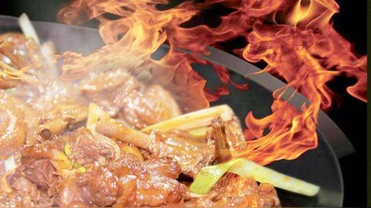 大厨做醉鹅只用80天乌毛鹅，先油爆再爆炒还要淋上酒烧，生意火爆