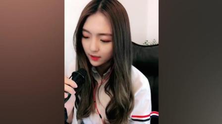 女抖音翻唱我只在乎你