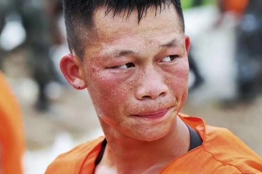 7张抗洪图，致敬中国军人!"