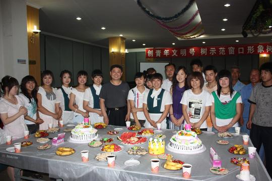 活动特别为员工精心准备了生日礼物,服务区领导也参加了生日聚会