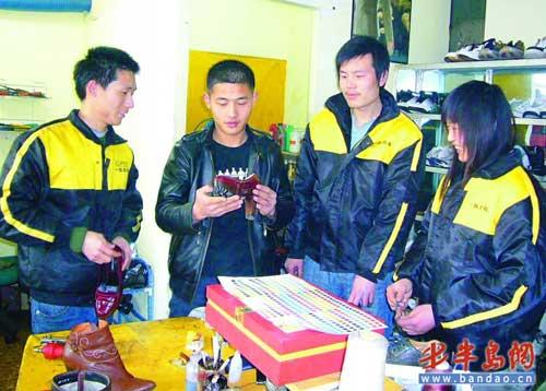 小伙弃外企开70家擦鞋店跑全国学擦鞋文化(图)