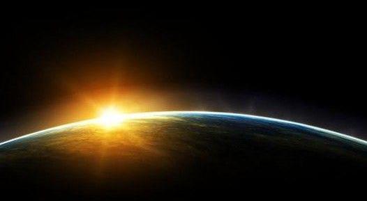 在处于太阳光照射不到的黑暗地区看地平面,由于黎明时分太阳光线斜着