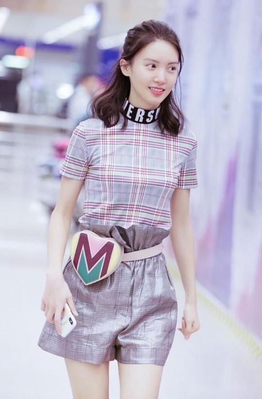 金晨机场遇李易峰，顺口喊了一声顾耀东，李易峰反应很搞笑