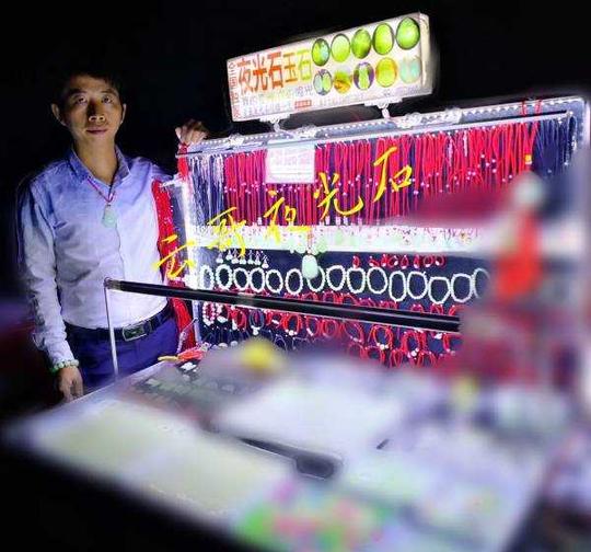 看他们摆摊怎么做到年入十万?有了它就能带动10000个摆地摊创业者闷声赚钱