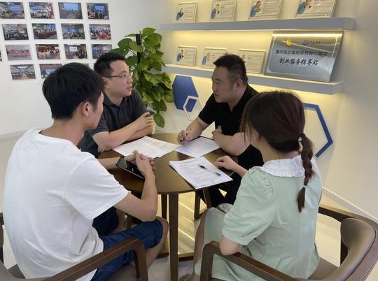 创客正在咨询创业担保贷款。重庆市人力社保局供图华龙网-新重庆客户端发