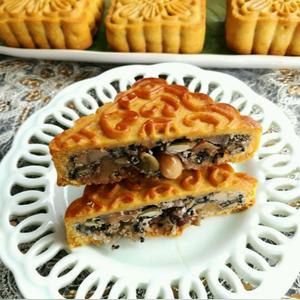 以桃仁等原料制成的广式月饼