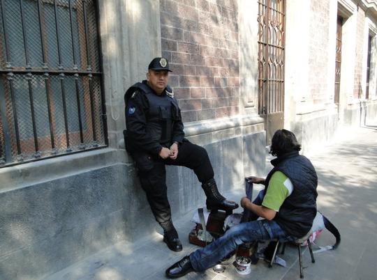 警察擦皮鞋