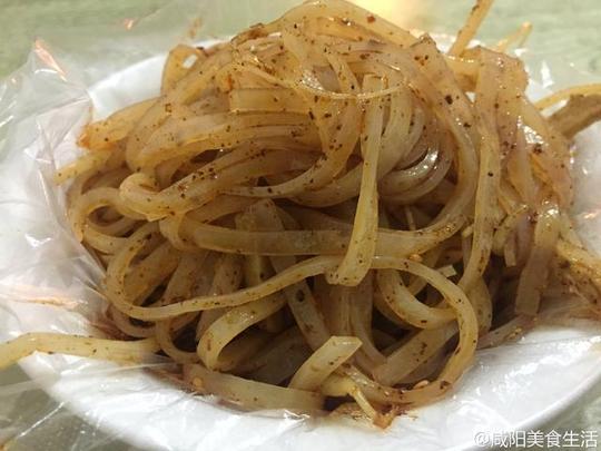 咸阳美食寻访思源北路大龙十年老店擀面皮