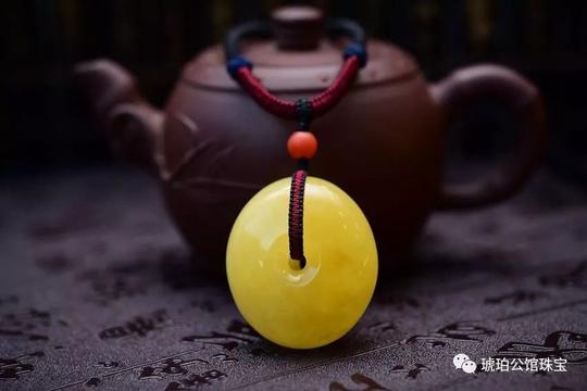 创业街琥珀公馆~平安扣:不同戴法,透出别样风情