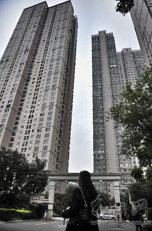世茂茶亭俪园56层高楼电梯停运居民摸黑爬楼梯