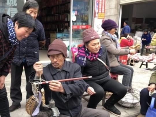 陕南农村集市:农民把自产自销的食品拿来卖,看看都有啥