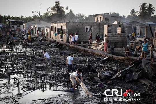 当地时间2014年4月7日,菲律宾卡威特,当地发生火灾致500间房屋化为