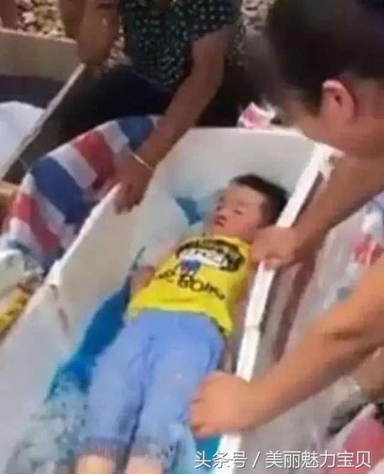 人贩子这样处理偷回来的小孩,妈妈找到孩子时整个人都瘫了