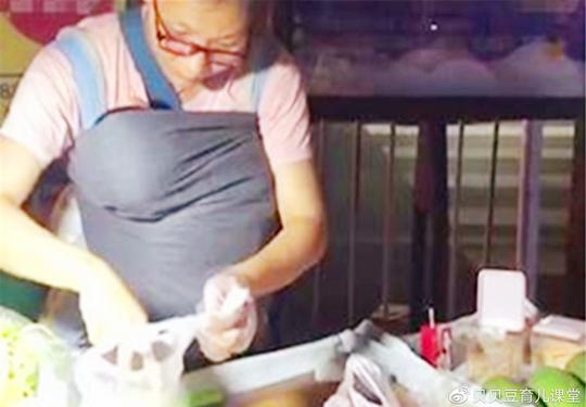 为了生计夜市出摊，看到胸前的“布袋”后，顾客纷纷“再来一份”
