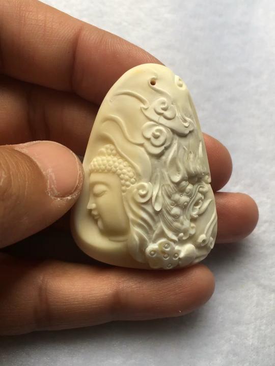 蜜蜡俄料瓷白牌子雕刻吊坠，王海笑大师本工雕刻一念之间，天然一