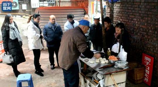 在老城区北大街洞子口,有一家锅盔,没有门面,开了25年,生意爆好