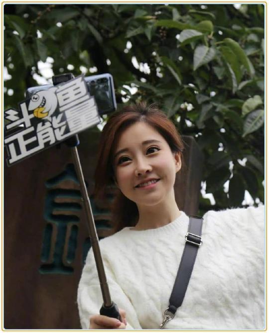 冯提莫现身活动做公益，为当地做旅游推广直播，一举两得好心思
