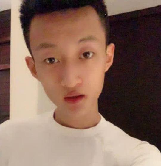 快手夫妻意外去世,再开直播众人围观,祁天道的做法遭网友怒赞!