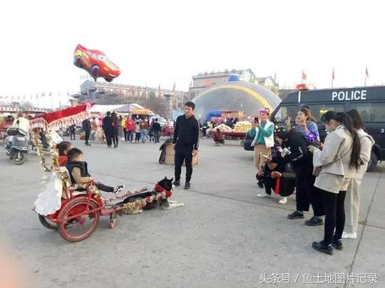 临汾一农民庙会上挣钱有奇招，推出狗拉车拍照送照片
