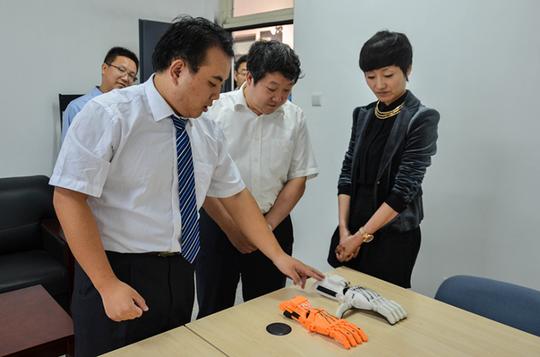 教育部高教司副司长刘贵芹(前排左二)肯定学生党员自主创业项目