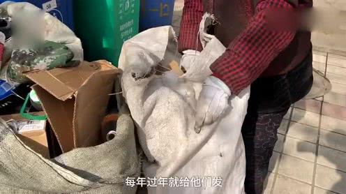 揪心,八旬老夫妻为过年给孩子发红包,没日没夜捡破烂赚钱,看哭!