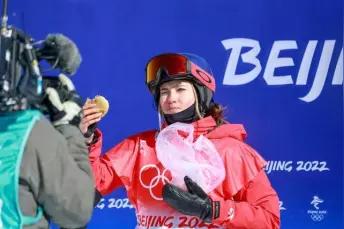 谷爱凌爱吃馅饼被CUE可爱图片