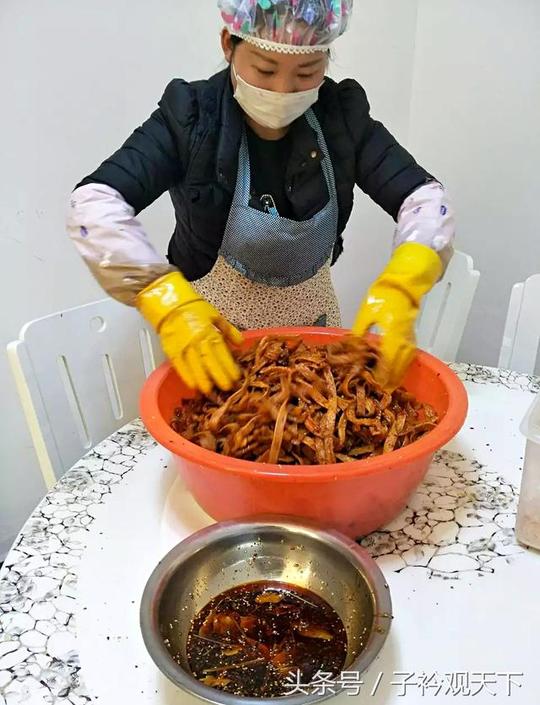 农村姑娘创业做辣条,1斤面粉出1.5斤辣条,味道堪比