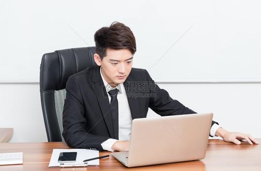 在办公室工作的白领企业老板