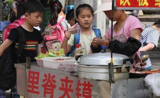 学校门口热门生意:小吃店
