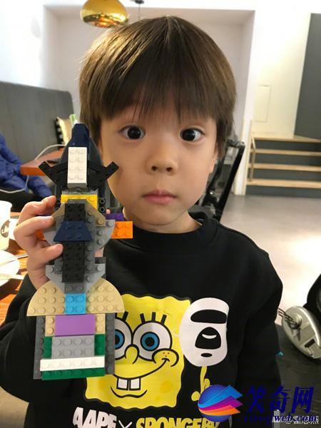 明星正文凤凰网娱乐讯11月18日,霍思燕在微博晒出儿子嗯哼玩乐高