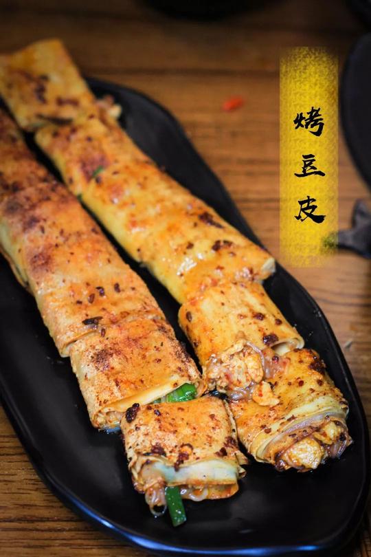 成都冬天的夜烧烤,没有冰啤酒,这么吃也很带劲儿!