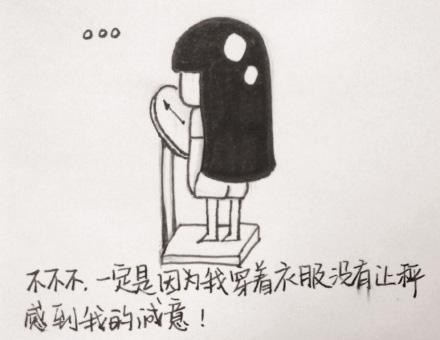 搞笑图片糗事女孩子称体重时的纠结.