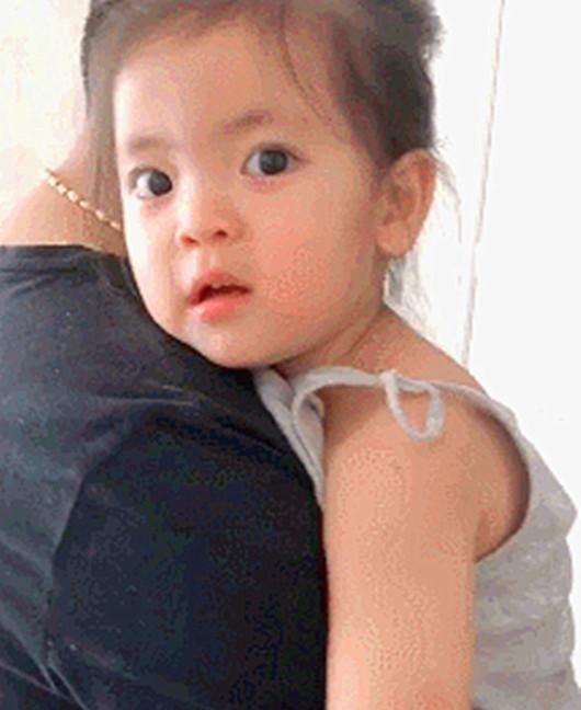 “这是给自己生了个情敌吧?”女儿太黏爸爸，妈妈欲哭无泪