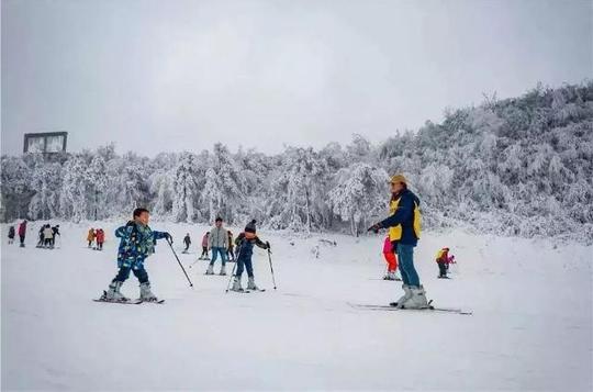 乌蒙大草原的"过年乐翻天"系列活动有"观看教练团队花样滑雪表演,每天